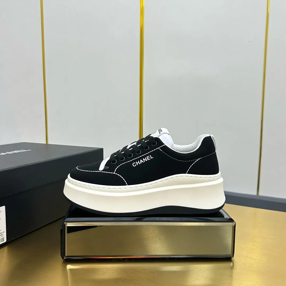 👟👟Ex-factory price 600👟👟 Upgraded version, upgraded version, upgraded version! No rebuttal accepted! ! ! ! Chanel Chanel panda shoes! 2025 counter's top casual sports shoes. This classic design; the upper is electro-embroidered with a variety of techniques; the outsole is fashionable and sporty; the unusual inclusion of a variety of color matching elements... The diversified mix and match is very good-looking and versatile, and can be used for leisure, fashion, sports, and outdoor... ꫛꫀꪝ Go➫ Materials: ❶Upper made of: original imported first-layer silk cowhide + original waterproof cloth + original first-layer cowhide ❷Inner lining: Original Yangli+Net ❸Outsole based on: Original TPU combination outsole Counter boutique packaging complete set for women 35–41 👉 👉